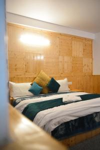 Letto o letti in una camera di Hotel Neelgiri - Manali Diaries