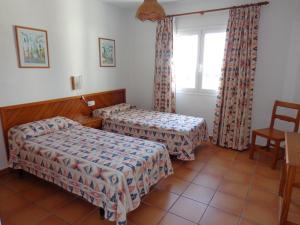 Een bed of bedden in een kamer bij Apartamentos Los Pinares Benet
