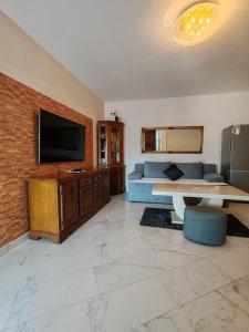 TV a/nebo společenská místnost v ubytování Villa Maxima u blizini plaže sa garažom i sigurnosnom kamerom