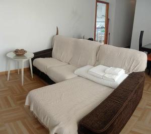 - un canapé blanc dans le salon avec une table dans l'établissement Apartamento parque Campillos, à Campillos