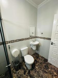 マナウスにあるPousada Ponta Negraのバスルーム(トイレ、洗面台付)
