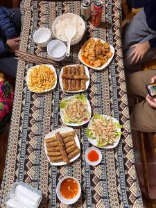 stół z talerzami żywności na stole w obiekcie Hill House w mieście Mai Châu