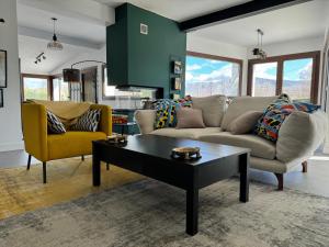 Una sala de estar con un sofá y una mesa de café. en Casa Rascafría, en Rascafría 48 fotos más