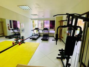 einen Fitnessraum mit mehreren Laufbändern in einem Zimmer in der Unterkunft Hotel Casablanca Imperial in Petrópolis