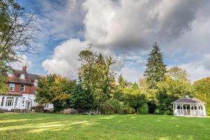 una casa con cenador en un patio en Moorhill House Bed & Breakfast, en Burley