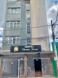 een hotel met een bord aan de voorzijde van een gebouw bij HOTEL DONA JOSA in Carmo do Cajuru