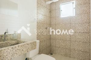 bagno con servizi igienici, vasca e finestra di Casa com piscina em condomínio em Itupeva a Itupeva