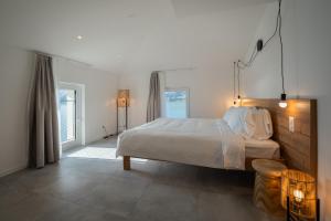 ein Schlafzimmer mit einem großen Bett und einem großen Fenster in der Unterkunft Villa Patria B&B in Brusino Arsizio