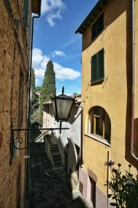 un callejón entre dos edificios con luz de calle en Il Terrazzino, en Cetona