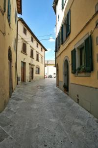 un callejón vacío entre dos edificios en una ciudad en Il Terrazzino, en Cetona