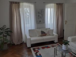 sala de estar con sofá blanco y mesa en APARTMENT VOLOSKO - 50m to the sea en Opatija