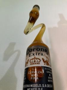 een fles corona extra met een kurk erin bij Sirtori 8A in Quartu SantʼElena