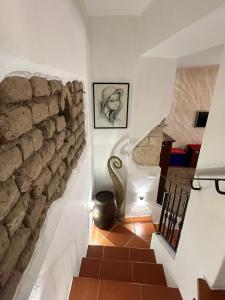 een trap in een huis met een stenen muur bij Sirtori 8A in Quartu SantʼElena