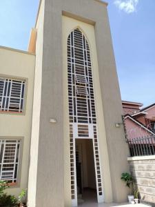 ein großes Fenster an der Seite einer Kirche in der Unterkunft CASBAH HOMES in Nairobi