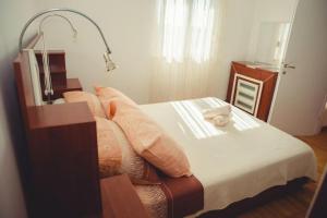 een slaapkamer met een bed met een spiegel bij Lovely 1-bedroom APT w/ seaview + free parking in Trogir