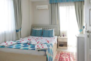 グムルドゥルにあるGumuldur Deniz Kızı Green Gardenのベッドルーム1室(青と白のシーツが備わるベッド1台付)