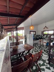 a dining room with a table and chairs at Hopa Shelter Surf House Apartamento in Paracuru