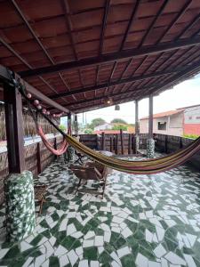 a hammock on the roof of a building at Hopa Shelter Surf House Apartamento in Paracuru