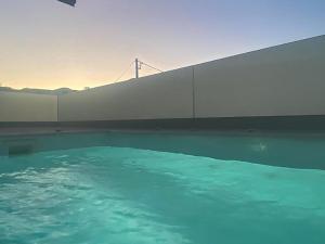 Bazén v ubytování Sun Stories Suites nebo v jeho okolí