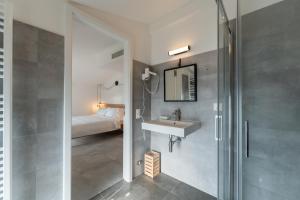 ein Bad mit einem Waschbecken und einer Dusche in der Unterkunft Villa Patria B&B in Brusino Arsizio