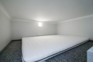 Cama en habitación con colchón blanco en Cozy Loft / Near Gates of Dawn / Free Netflix, en Vilna