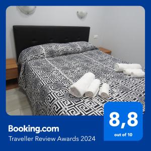 una camera da letto con un letto e due asciugamani di MyHouse 4 - Centro Sicilia Aeroporto Humanitas a Catania