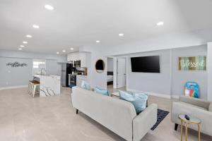 A seating area at Upgraded Ground Floor Residence on Buttonwood Ln w Bikes