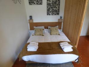 een slaapkamer met een bed met handdoeken erop bij "Le Bouquet de Pézenas" Wifi-Garage privé optionnel Centre historique-Plages à 21km ! in Pézenas