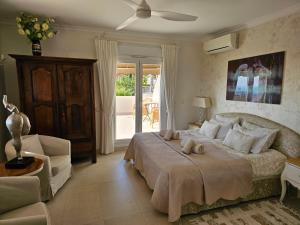 ein Schlafzimmer mit einem Bett mit zwei Stofftieren darauf in der Unterkunft Casa Bonita in Benissa