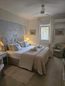 Un dormitorio con una cama grande y una ventana en Casa Bonita, en Benissa
