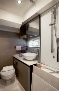 La salle de bains est pourvue de toilettes et d'un lavabo. dans l'établissement Il Bello - Cannes, Vieux-Port, à Cannes