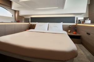 Cette petite chambre comprend un grand lit blanc. dans l'établissement Il Bello - Cannes, Vieux-Port, à Cannes