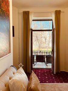- un salon avec un canapé et une grande fenêtre dans l'établissement Hotel Zava Boutique Central, à Bucarest