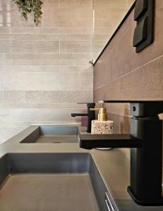 umywalka w łazience z umywalką w obiekcie Zandvoort at Home I Free parking & Airco w Zandvoort