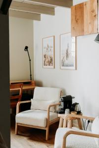 a living room with a chair and a table at Het Hart Van Alem in Alem