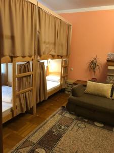 een woonkamer met 2 stapelbedden en een bank bij Pelican Guest House & Hostel in Tsjernivsi