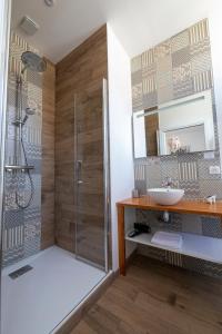 聖艾米隆的住宿－Le 25, appartement moderne au cœur de Saint-Emilion，带淋浴和盥洗盆的浴室