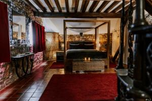 Letto o letti in una camera di L'Eden - Suite privative avec jacuzzi et sauna