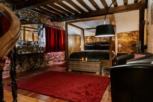 una camera con un letto e un tappeto rosso di L'Eden - Suite privative avec jacuzzi et sauna a Theux