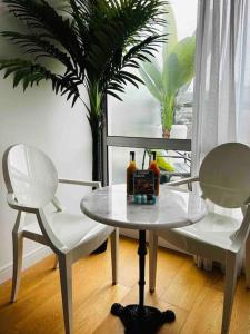 a table and two chairs and a table and a plant at Le raffiné - Studio avec balcon, proche de l'océan in La Baule