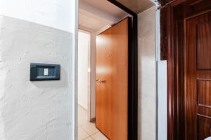 een hal met een deur en een televisie aan de muur bij Santa Maria Maggiore Apartment in Barletta