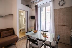 een kleine woonkamer met een tafel en een bank bij Santa Maria Maggiore Apartment in Barletta