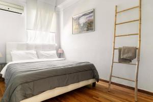 雅典的住宿－3BDR IDEAL CENTRAL ATHENIAN APT，白色的卧室,配有床和梯子