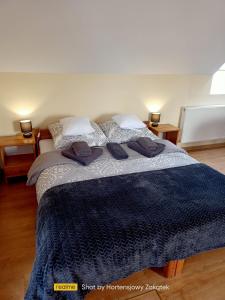 Un dormitorio con una cama grande con almohadas. en Hortensjowy Zakątek w Pieninach en Sromowce Wyżne
