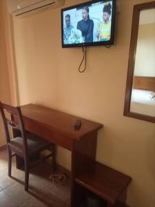 En tv och/eller ett underhållningssystem på MAKO PALACE Hôtel
