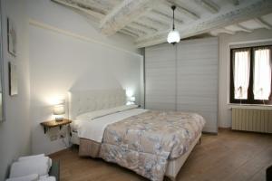 Un dormitorio con una cama grande y una ventana en Appartamento il Girasole, en Cetona