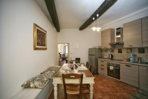 kuchnia ze stołem i krzesłami w obiekcie Appartamento il Girasole w mieście Cetona