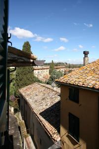 widok na dachy niektórych budynków w obiekcie Appartamento il Girasole w mieście Cetona
