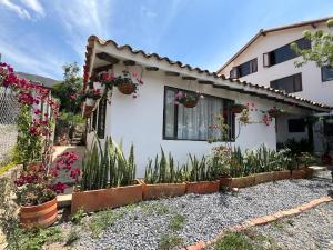 ビージャ・デ・レイバにあるCabaña Lewana Campestreの白い家