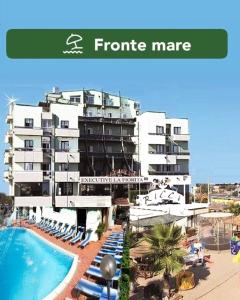 Hotel Executive La Fiorita في ريميني: مبنى ابيض كبير به مسبح وكراسي